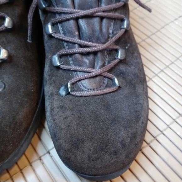 Trotters women's brown suede Vibram lug sole lace boot. A24pm - Picture 8 of 10